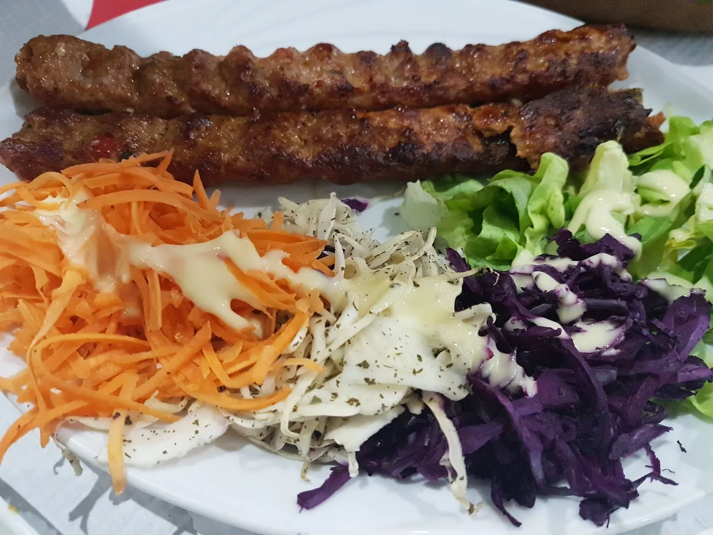 Brochettes de viande hachée et crudités