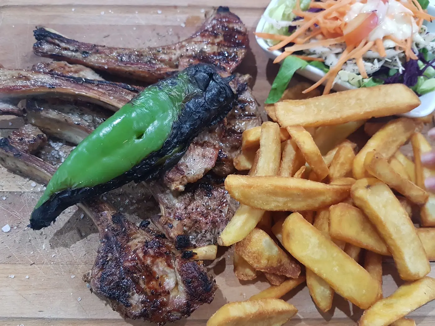 Côtelettes d'agneau grillées, piment et frites