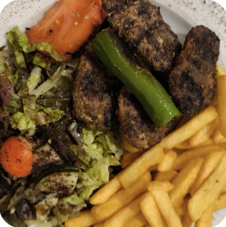 Köfte grillées, piment vert et frites