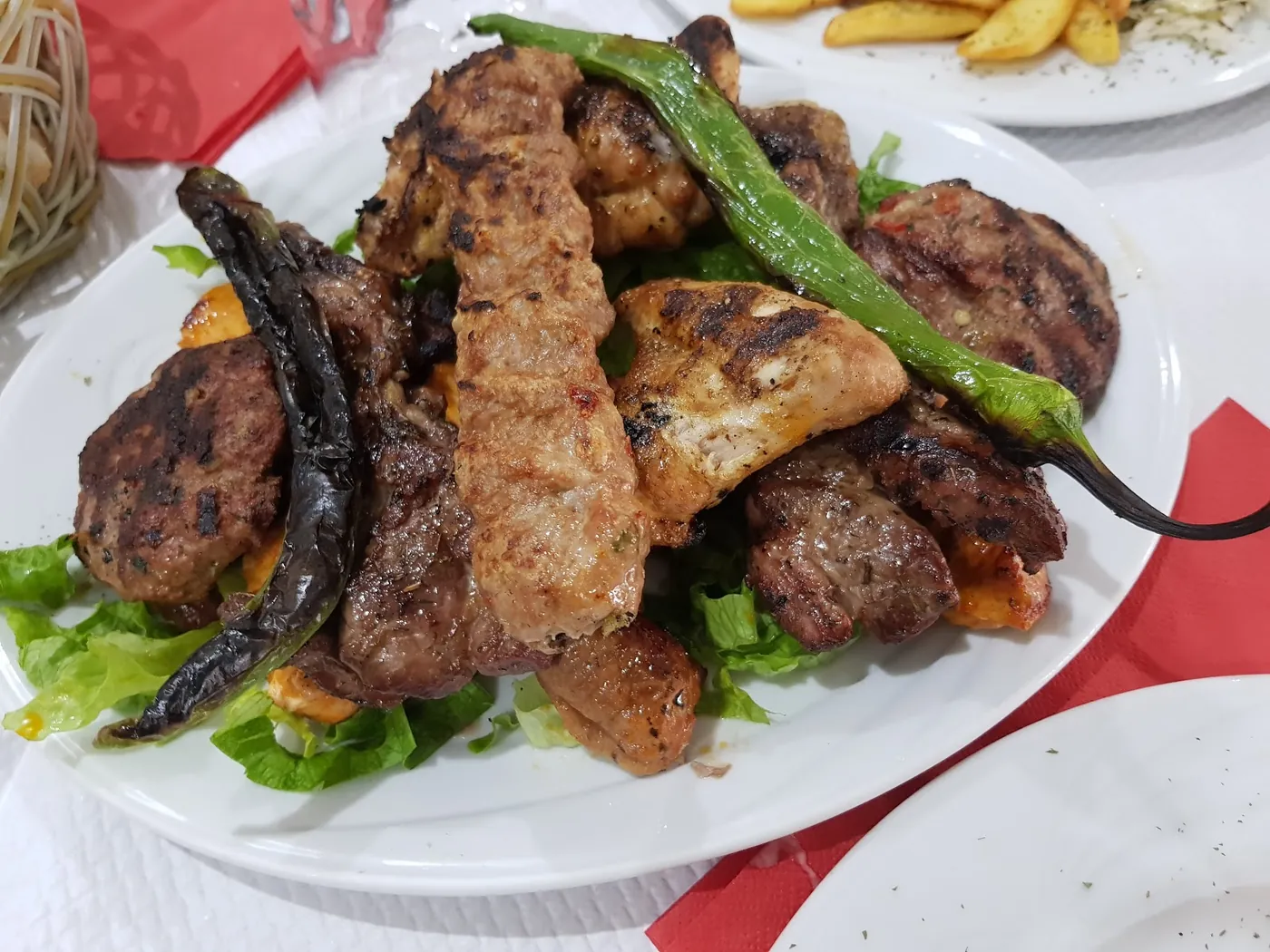 Grillade mixte de Chark : köfte, brochettes, poulet et piments grillés